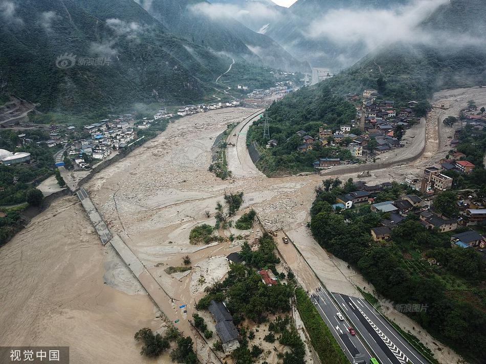 Aerial photography of the disaster situation in the Mianhui service area of ​​Duwen Expressway and house collapse