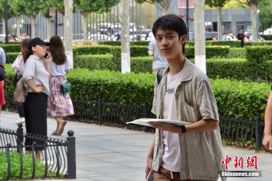 China National Theater welcomes the start of school season, new students register with good looks