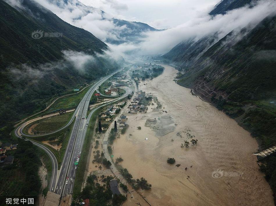 Aerial photography of the disaster situation in the Mianhui service area of ​​Duwen Expressway and house collapse