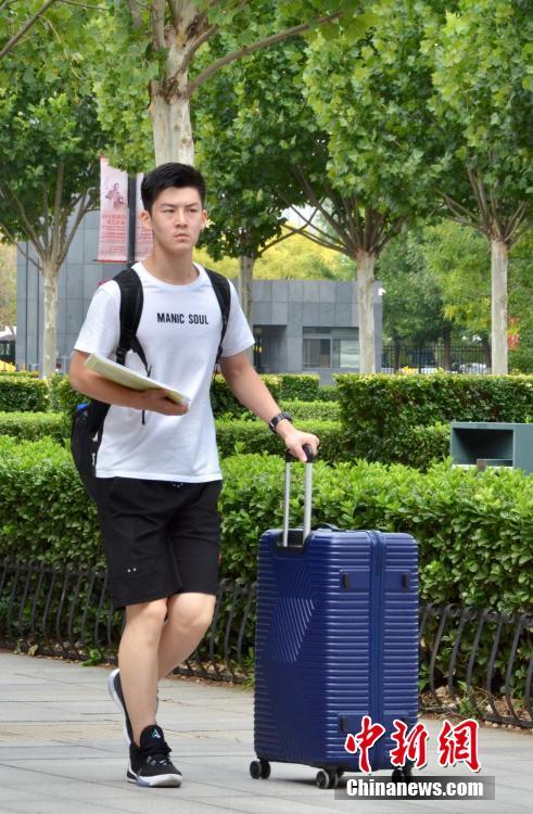 China National Theater welcomes the start of school season, new students register with good looks