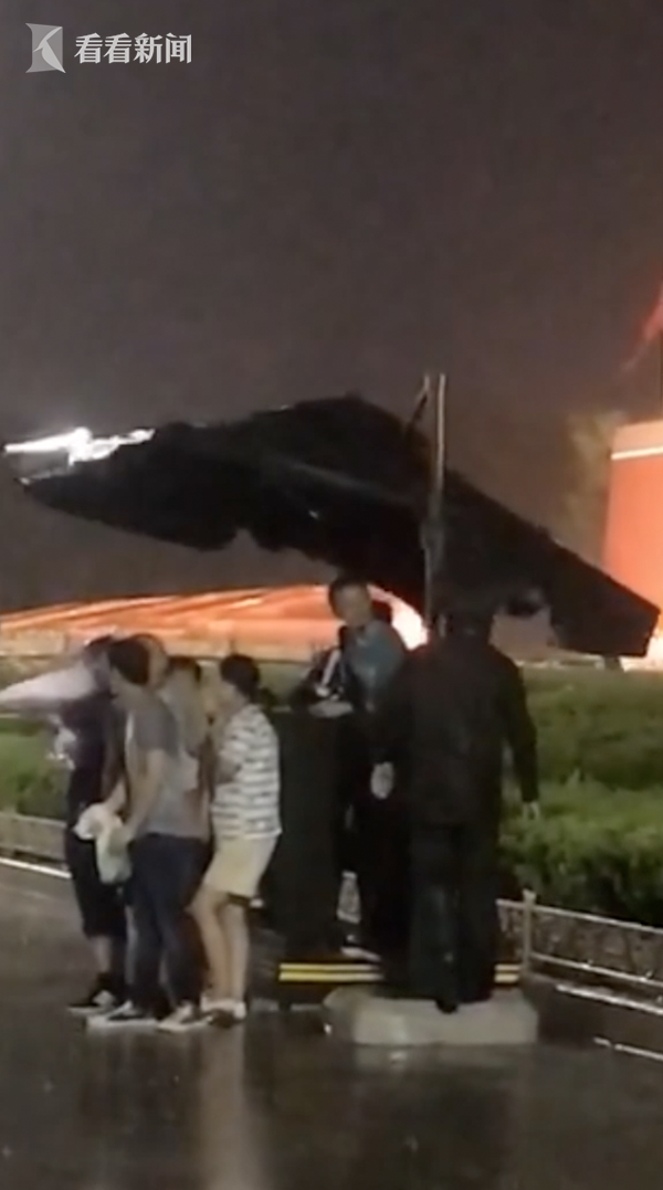 A 39-year-old man from Beipiao got up at 2 a.m. and continued to broadcast the national flag raising for 600 days
