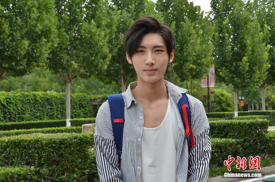 China National Theater welcomes the start of school season, new students register with good looks