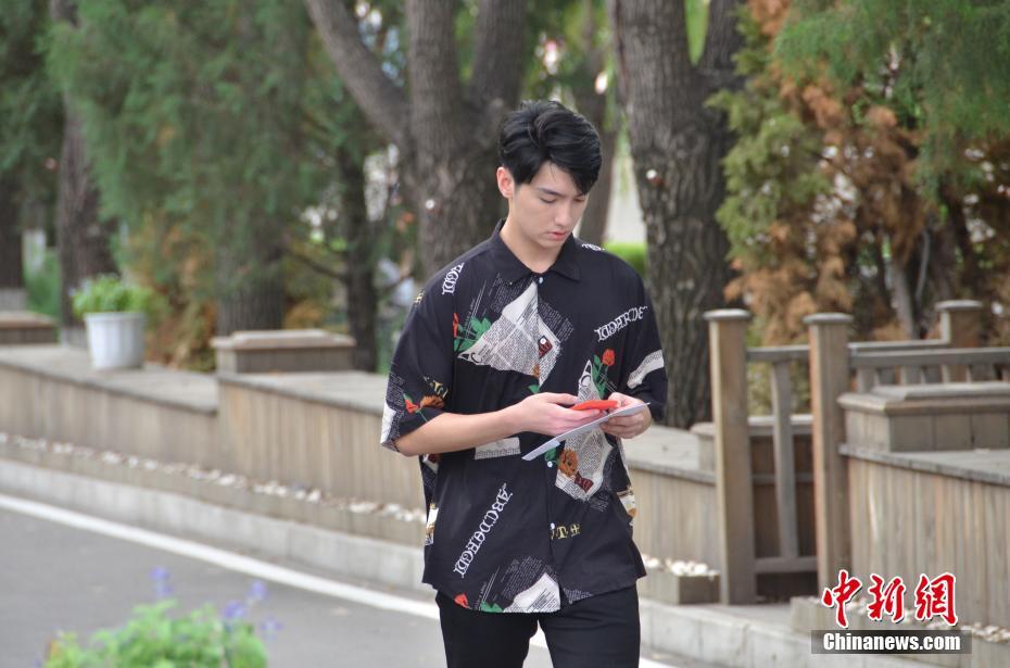 China National Theater welcomes the start of school season, new students register with good looks