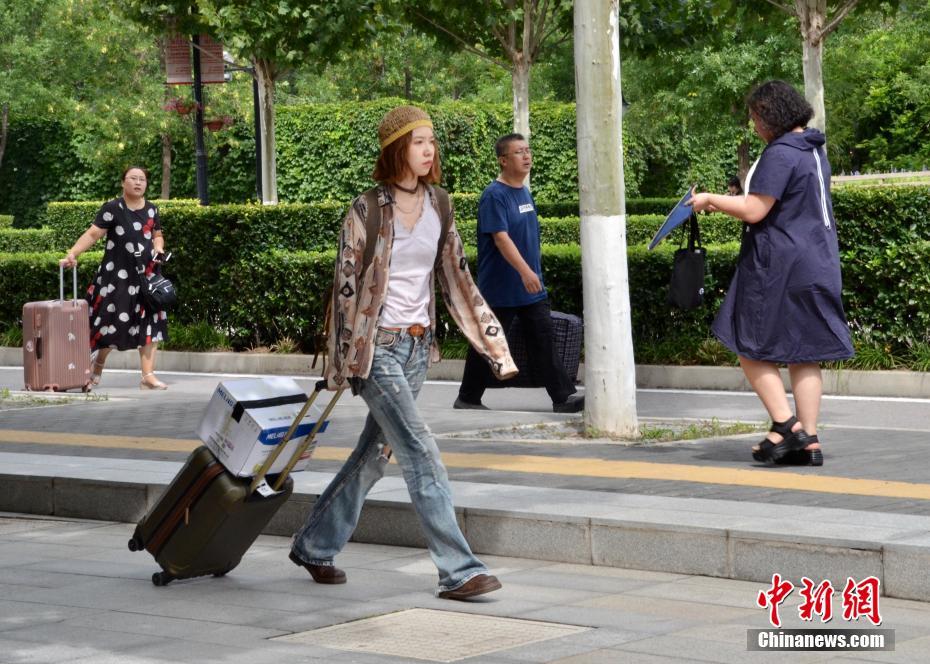 China National Theater welcomes the start of school season, new students register with good looks