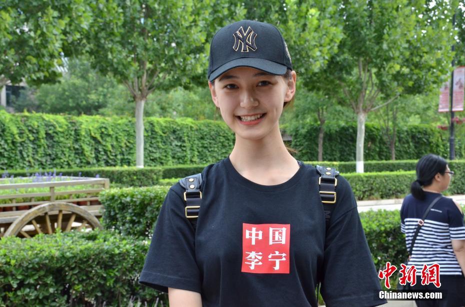 China National Theater welcomes the start of school season, new students register with good looks