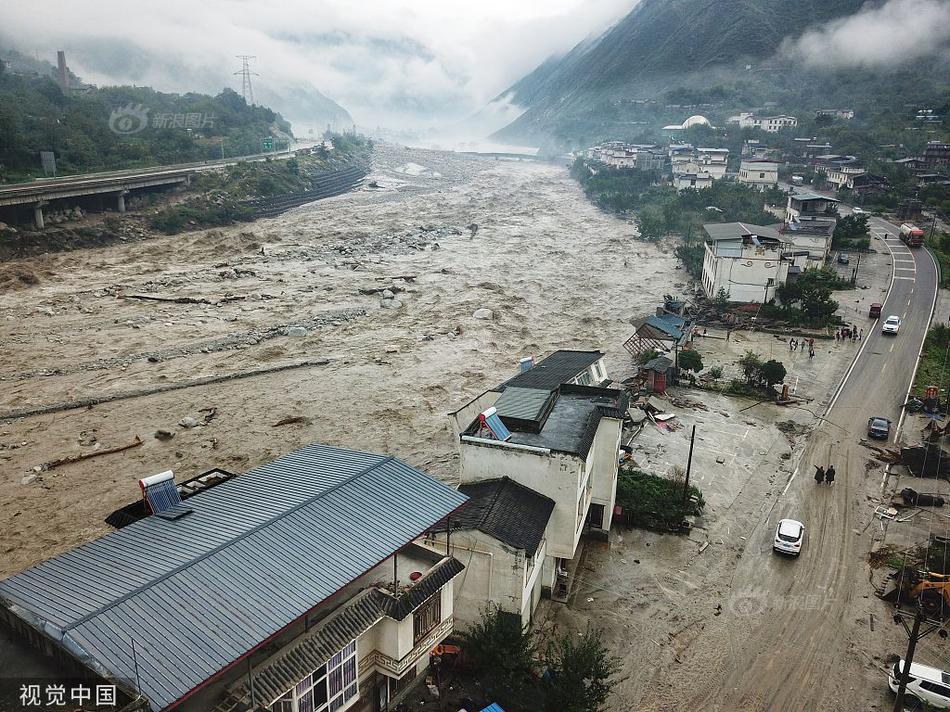 Aerial photography of the disaster situation in the Mianhui service area of ​​Duwen Expressway and house collapse
