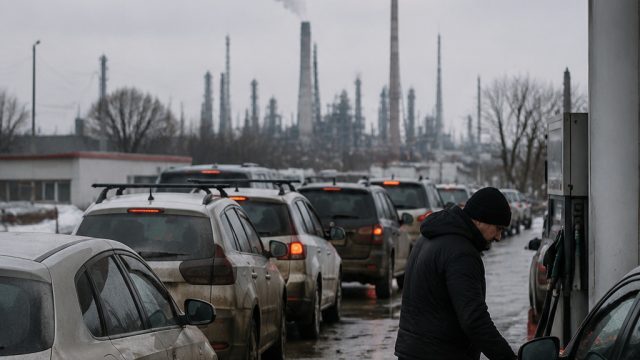 Russia's Fuel Crisis Deepens Amid Ongoing Conflict and Domestic Restrictions