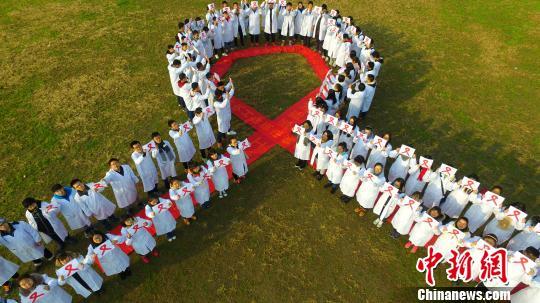 The picture shows hundreds of college students posing with giant
